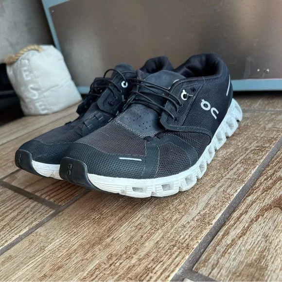 OnCloud 5 Slip On Bungee Lace Running Shoes Casual Workout Black White Mens 10.5 - Picture 3 of 8